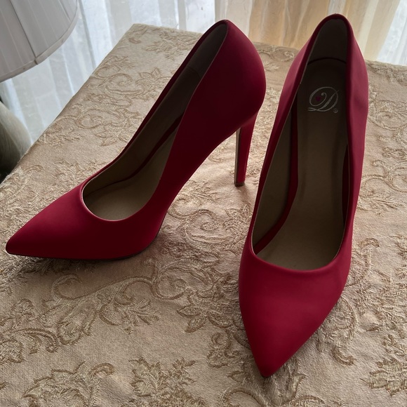 Women’s Heart in D red pointed toe stiletto pumps - Picture 2 of 4